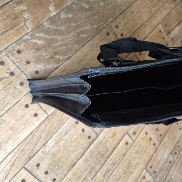 Art portfolio bag, 20" x 26" x 4" with adjustable shoulder strap, black - Picture 7 of 7